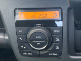 【オートエアコン】一度お好みの温度に設定すれば、車内の温度を検知し風量や温度を自動で調整。暑い…寒い…と何度もスイッチ操作をする必要はありません。快適な車内空間には必須の機能ですね♪