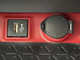 【 USB端子 】USB接続もついていますので携帯などの電子機器の充電にも使えて便利です♪