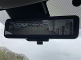 【デジタルルームミラー】車両後方カメラの映像をルームミラーに映すことが出来ます。 そのため、後席に人や荷物があって後方が見えづらい場合でもしっかり視界を確保することが出来ます。//