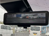 インテリジェント ルームミラー、車両後方のカメラ映像をミラー面に映し出すので、車内の状況や、天候などに影響されずいつでもクリアな後方視界が得られます。