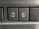 【後席両側スライドドア(両側パワースライドドア)】小さなお子さまでもボタン一つで乗り降りラクラクです!両手に荷物を抱えている状態でもボタンを押せば自動でスライドドアが開閉されます。