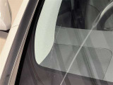 フロントガラスの運転席側に縦に長く線キズあり。納車前の点検時にフロントガラス交換の対応をさせていただきます。