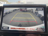 【バックモニター】後ろのカメラの映像をモニターに映し出すことができます!後方の見えない死角や、障害物との距離感をしっかり確認することができます!駐車が苦手な方におすすめです。//