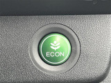 【ECONモード(イーコン)】クルマの動きを管理するシステムです。燃費を優先に自動制御されるもので、低燃費走行を自然にできるようになります。//