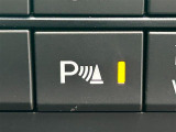 【パーキングセンサー】周囲に障害物があるとき音とディスプレー表示で障害物との距離をお知らせし、ドライバーに注意を促します。バックでの駐車時や狭い駐車場での出庫時などに役立ちます。//