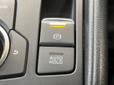 【電動パーキングブレーキ・オートブレーキホールド】手元のスイッチでパーキングブレーキを作動・解除。さらに渋滞や信号待ちで停止した時にブレーキを保持。アクセルを踏むと解除されます。