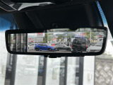 【デジタルインナーミラー(トヨタ)】車両後方カメラの映像をルームミラーに映すことが出来ます。 そのため、後席に人や荷物があって後方が見えづらい場合でもしっかり視界を確保することが出来ます。
