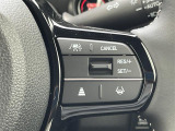 【ステアリングリモコン】手元のボタンから、オーディオやナビなどの操作ができるので、よそ見をせずに安全に運転に集中できます!//