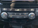 【左右独立温度コントロール式フルオートエアコン(DUAL/SYNC)】運転席側と助手席側でそれぞれ自由に温度設定ができ、快適な風量やモードなどを自動調整します!//