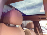 【スライディングパノラミックルーフ】後席まで広がるパノラミックルーフは、前席から後席までも開放的な車内空間を提供致します。