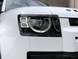 マトリックスLEDヘッドライトは、アダプティブドライビングビーム搭載。対向車の周囲だけをハイビームで照らして視認性を向上。対向車の前方は暗くすることでまぶしさを与えないように調整します。