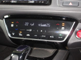 操作部に静電式タッチパネルを採用したフルオートエアコンディショナー。インターナビ同様、スマートフォン感覚の直感操作を実現しています。運転席&助手席シートヒーターがあり、2段階に温度設定が可能です。