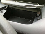 運転席の前にも嬉しいアッパーボックスがあります!小物を収納できるのはもちろん、USB電源ソケット付きなので運転しながらスマートフォンの充電ができちゃいます!