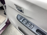 電動格納式リモコンドアミラーのスイッチは運転席の右側、手の届きやすい位置にあります。