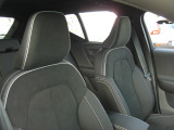 前席8ウェイパワーシート(運転席には2名様分の、ドアミラー連動メモリー機能付)環境に配慮した。100%レザーフリーのインテリアを採用