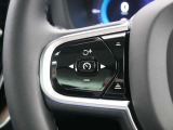 ハンドルの左側のボタンでアダプティブクルーズコントロールを操作。簡単操作で前車に追従します。渋滞や高速を利用時に非常に便利な機能ですよ!