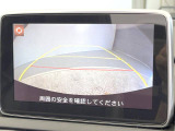 【バックカメラ】駐車時に後方がリアルタイム映像で確認できます。大型商業施設や立体駐車場での駐車時や、夜間のバック時に大活躍!運転スキルに関わらず、今や必須となった装備のひとつです!