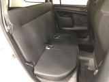 フロントシートバックの形状を工夫し、後席乗員の膝まわりにゆとりを創出!リヤシートもゆとりを持って座れます!