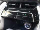 左右独立温度コントロールフルオートエアコン!運転席、助手席それぞれ独立して温度設定が可能です。ナノイーXも搭載され、室内空間は快適です。