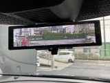 インテリジェントルームミラーです。人や物で視界が遮られてても、車体後部のカメラ映像に切り替えることにより、クリアな後方視界を実現しています。