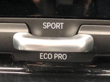 ●BMWモードセレクト:スポーツモードではダイナミックな走りを。ECO PROモードでは、エンジンレスポンスやシフトタイミングの最適化に加え、エアコンの作動も効率的に制御し、燃料消費量を抑制します。