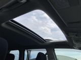 【 サンルーフ 】解放感溢れるサンルーフ♪車内には爽やかな風や太陽の穏やかな光が差し込みます♪