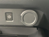 【 置くだけ充電 】ワイヤレス充電ができるQi (チー)はその上にポンッとスマホを置くだけなので手軽です!!車での充電が驚くほど便利になります!!※対応機種により異なります。