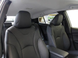 インテリア・シートカラーはブラック基調!運転席&助手席にシートヒーター機能を備えた合革シートを装備しています!