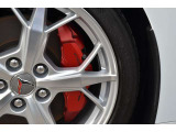 フロント・リアにブレンボ製レッドブレーキキャリパーを装備、高いブレーキ性能を誇ります。