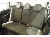 コンパクトながら後部座席も十分な広さを確保。