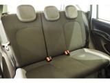 コンパクトながら後部座席も十分な広さを確保。
