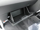 グローブボックスの中には、車検証入れなどの保管に利用できます。