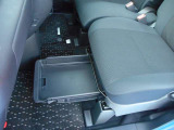 助手席の下に2段式シートアンダートレイ。ちょっとした小物を入れるのに便利です。