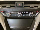プラズマクラスター付き・オートエアコンがついてます。左右独立で温度設定のできるデュアルオートエアコンです。パネル内のシートヒータースイッチは前席の左右別々に3段階で温度設定ができます。