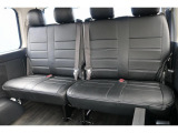 FLEXオリジナルのブラックレザー調シートカバーが装着されており、車内の雰囲気も良い感じになっております♪