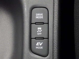 ドライブモード切替スイッチトラクションコントロールスイッチ:雨天や雪道でクルマがスピンしないように補助してくれます。