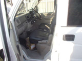運転席助手席カロッツェスピーカをバッフル自作切り出しで取り付け配線済みです。AftermarketCDデッキがついています。当社のda63tのキャリイをナビに交換したときの外しです