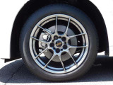 BBS製大径18インチ鍛造ワンピースアルミホイール(RF ダイヤモンドブラック)が装着されています。タイヤサイズは235/50R18