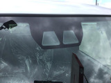 フロントガラス上部にあるステレオカメラが車両、歩行者を感知して危険回避をアシストします!