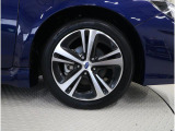 タイヤサイズは215/50R17です。ブラック塗装と切削光輝加工が施されたSmart Edition専用デザインのホイールです。