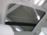 天井には電動パノラマ・ガラス・サンルーフを装備 フレッシュエアーを取り入れるにはもってこいな装備です