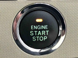 エンジン始動はプッシュスタートで楽々♪電子カードキーを携帯していれば、ブレーキを踏みながらボタンを押すだけで、エンジンの始動がスマートに行えます♪