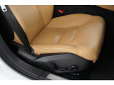 運転席・助手席は、パワーシートとシートヒーターを完備。人間工学に基づいたシート形状は、運転の疲れを軽減してくれます。
