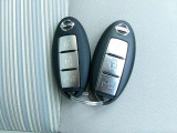 【 インテリジェントキー 】 キーを持っていればエンジン始動でき、ドアノブのボタンで車の鍵の開錠と施錠もできます。キーを取り出す手間がなくなります。もちろんスペアもございます。