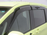車内の空気の入れ替えだけでなく、雨天時の雨の入り込みや紫外線防止にも役立つドアバイザー装着済みです。