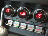 左右独立温度コントロールフルオートエアコンです。運転席、助手席それぞれで独立して温度設定ができます。冷え性の方が乗っても安心ですね♪