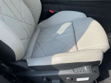 ・運転席:シートにはグレーのレザーを使用。また、ダイヤ状のステッチが入っており、DSのデザインを表しております。