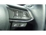 【マツダ・レーダー・クルーズ・コントロール】ハンドルに付いているボタン操作で、自動で車間距離や速度をコントロールし、長距離走行時などのドライバーの負担を軽減します。
