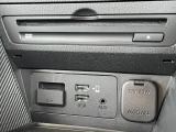 メーカーオプションのCD/DVDプレーヤー&地デジチューナーが装備されています。USB端子も付いており、運転中に音楽を楽しめます♪