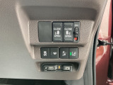 Hondaセンシング用の、VSA(ABS+TCS+横滑り抑制)解除のメインスイッチなどはハンドルの右側に装備しています。その下にETCがついています。高速道路の料金所の通過も楽々です。